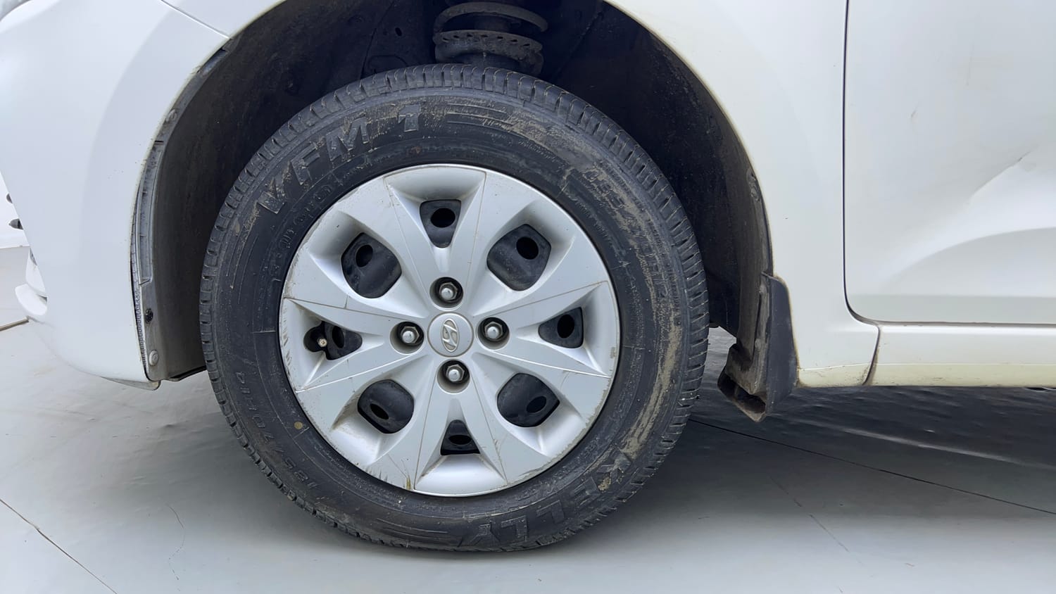 Used 2019 Hyundai Elite i20 Magna 1.4 AT Petrol Automatic tyres LEFT FRONT TYRE RIM VIEW