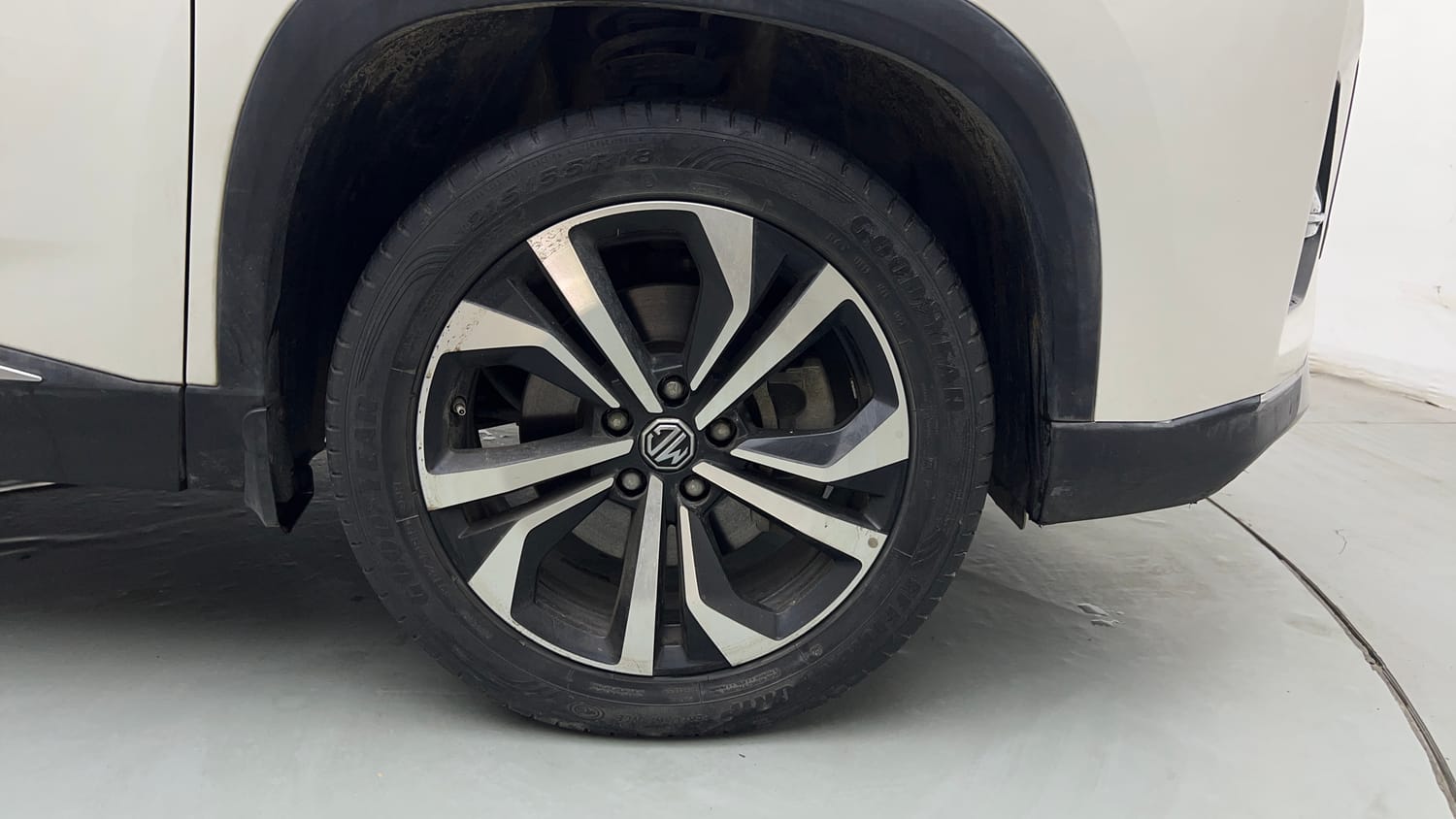 Used 2023 MG Motors Hector Plus Sharp Pro 2.0 Turbo Diesel 7 STR Diesel Manual tyres RIGHT FRONT TYRE RIM VIEW