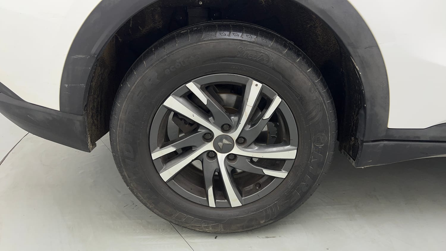 Used 2022 Mahindra XUV700 AX 5 Petrol AT 5 STR Petrol Automatic tyres RIGHT REAR TYRE RIM VIEW