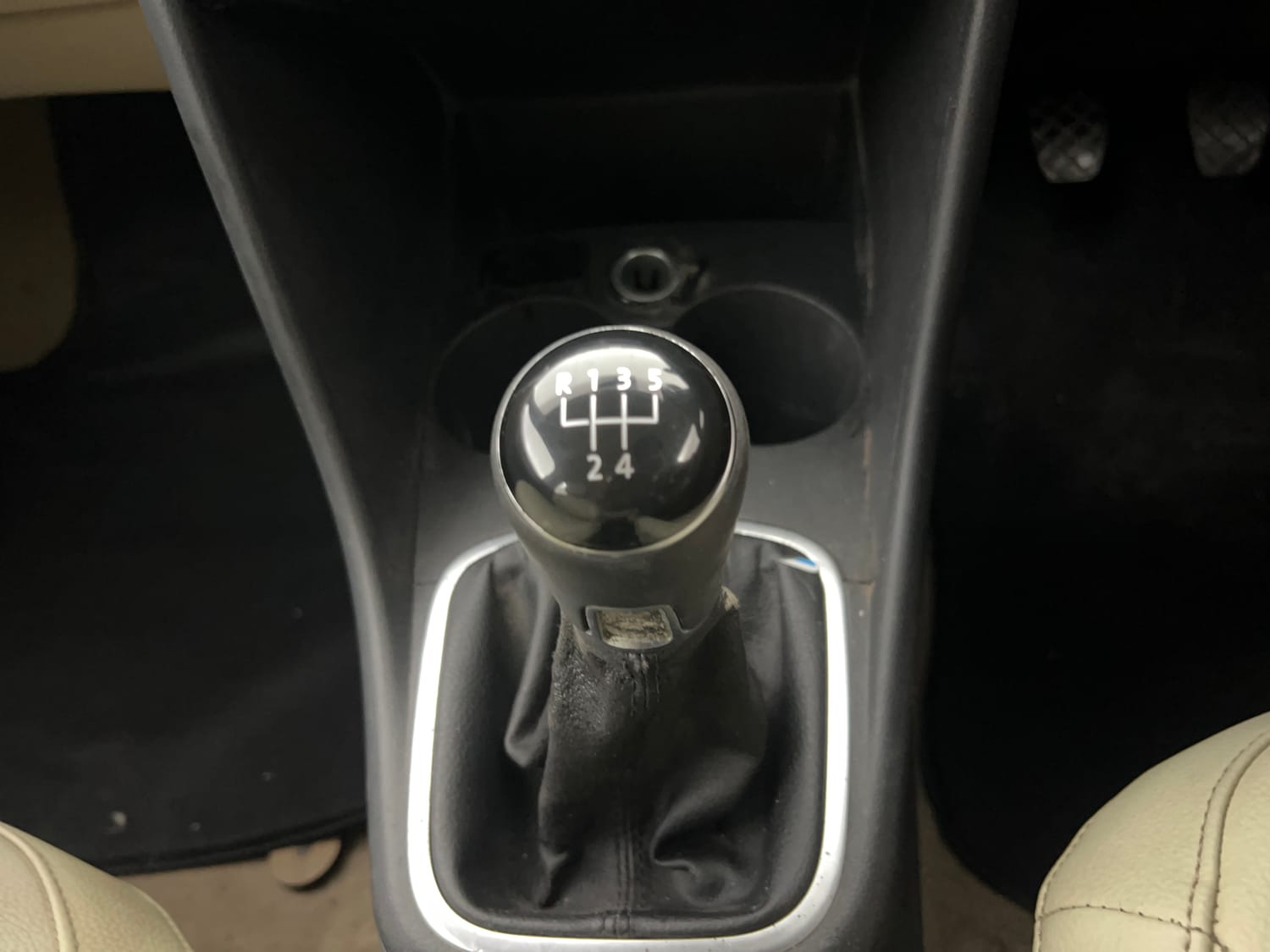 Used 2015 Volkswagen Polo Highline1.2L (P) Petrol Manual interior GEAR  KNOB VIEW
