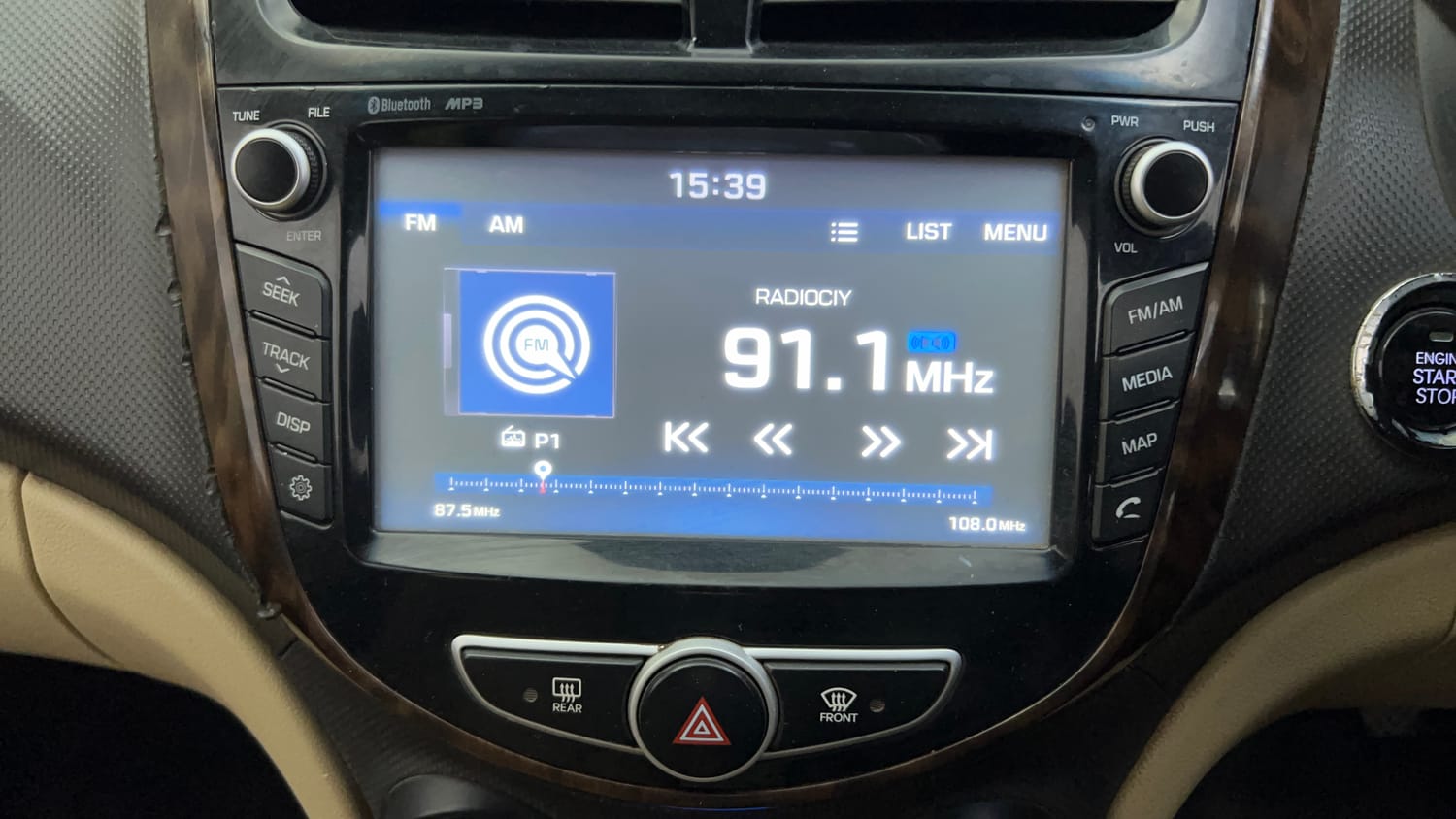 Used 2017 Hyundai Verna 1.6 CRDI SX (O) Diesel Manual top_features Integrated (in-dash) music system