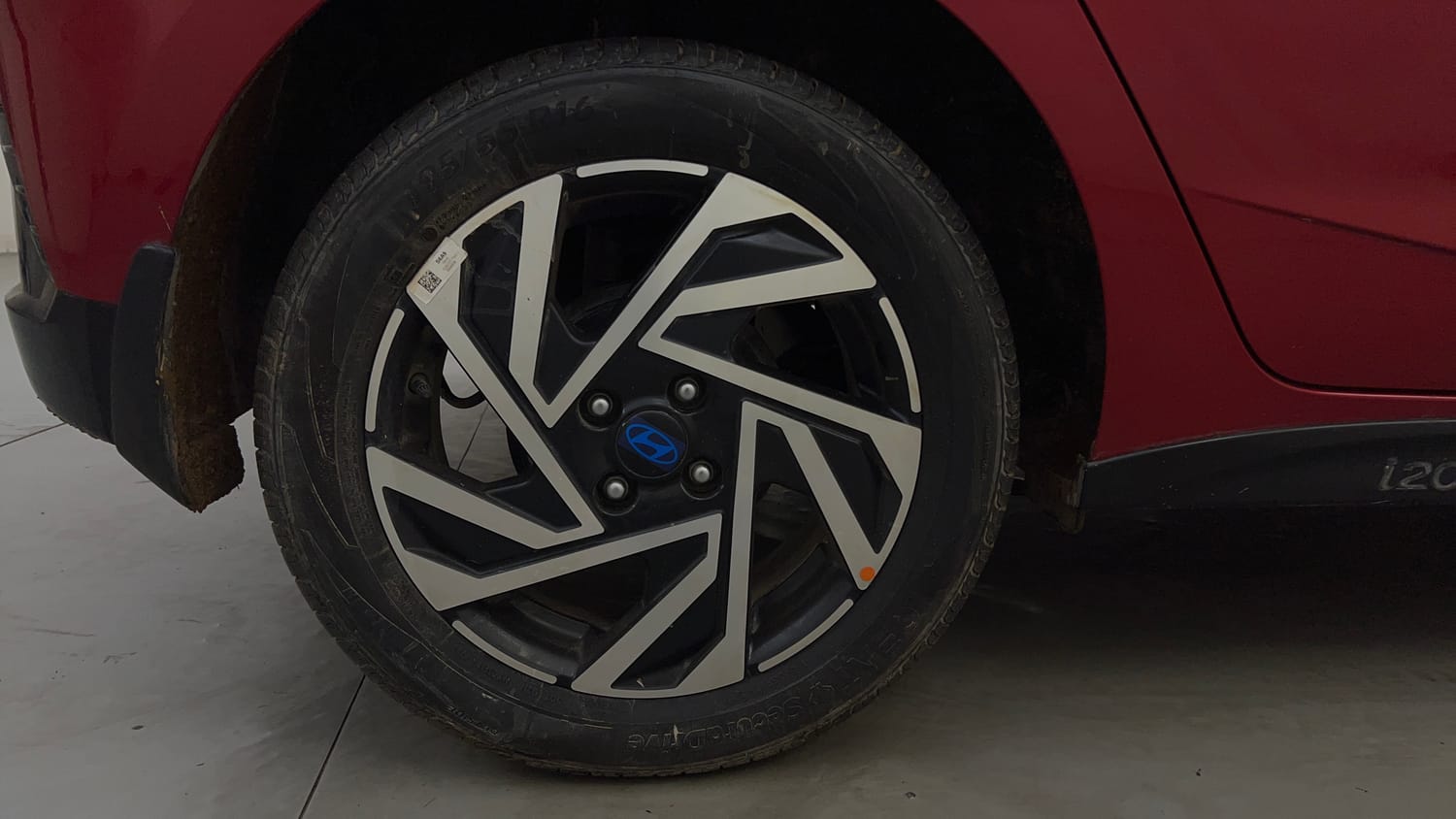 Used 2024 Hyundai New i20 Asta (O) 1.2 IVT Petrol Automatic tyres RIGHT REAR TYRE RIM VIEW
