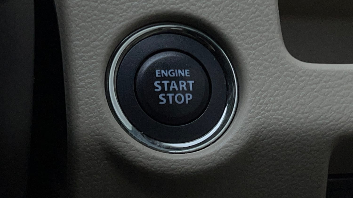 Used 2020 Maruti Suzuki Ciaz Alpha Hybrid 1.5 Petrol Manual top_features Keyless start