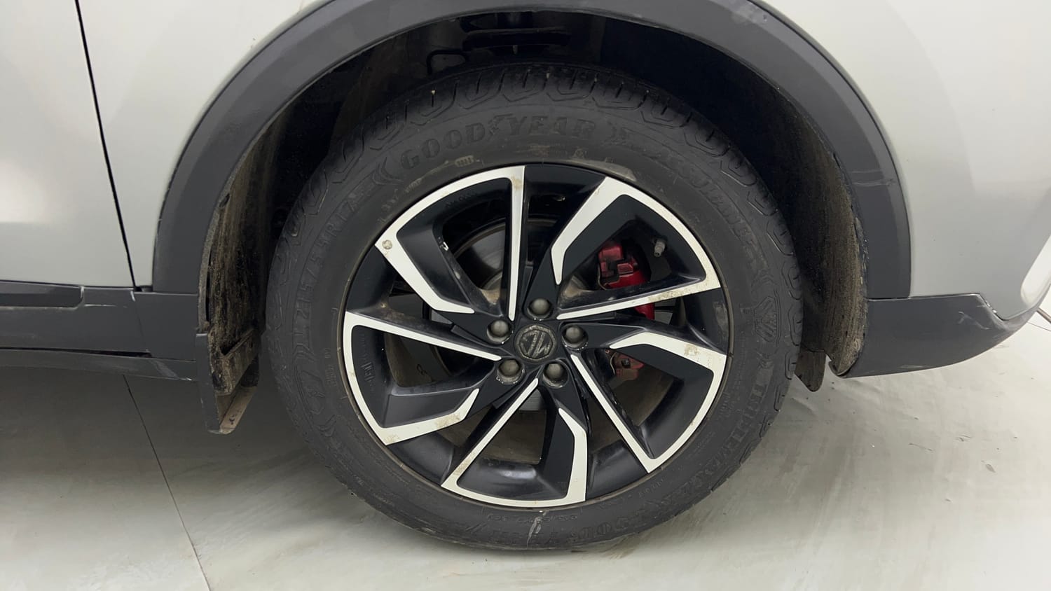 Used 2023 MG Motors Astor Savvy 1.3 Turbo AT S Red Petrol Automatic tyres RIGHT FRONT TYRE RIM VIEW