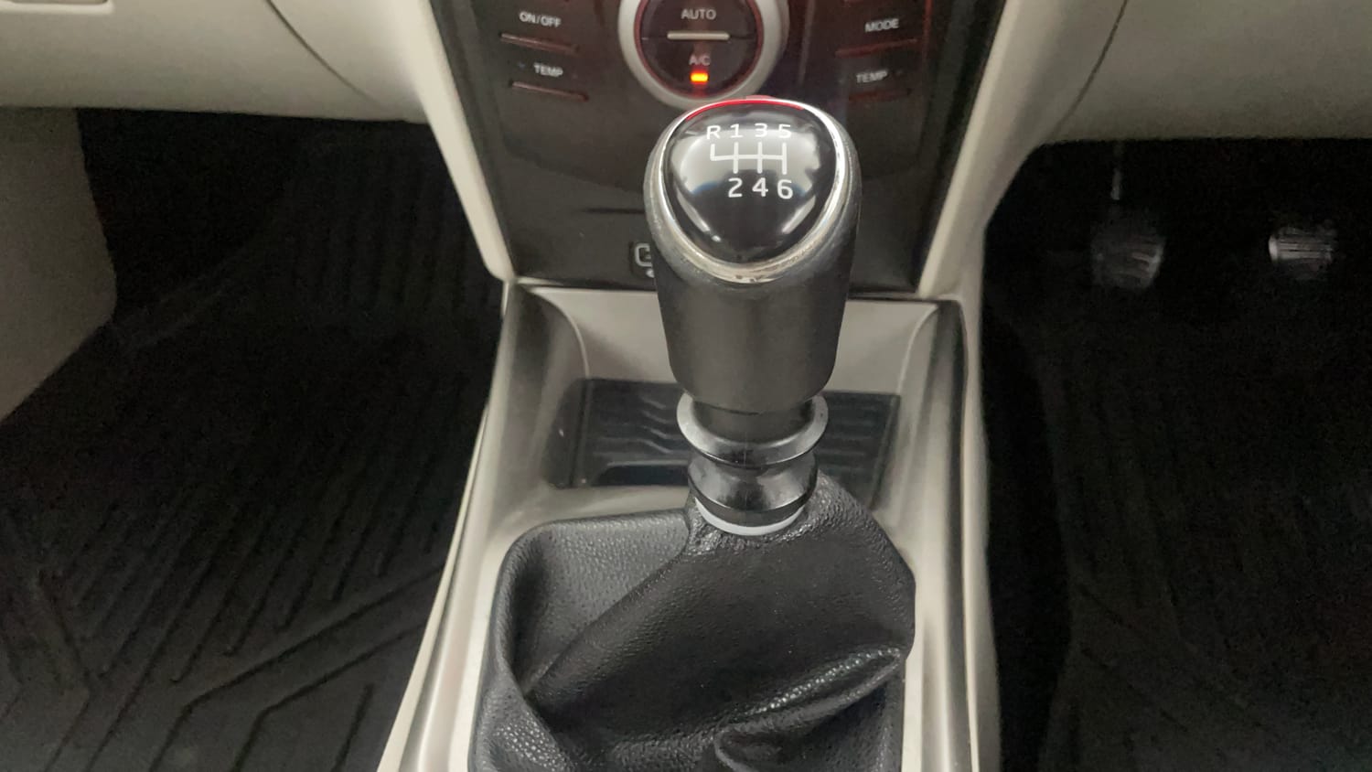 Used 2022 Mahindra XUV 300 W8 (O) 1.2 Petrol Petrol Manual interior GEAR  KNOB VIEW