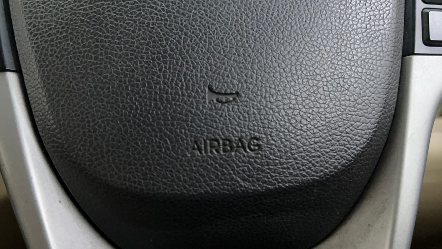 Used 2017 Hyundai Verna 1.6 CRDI SX (O) Diesel Manual top_features Airbags