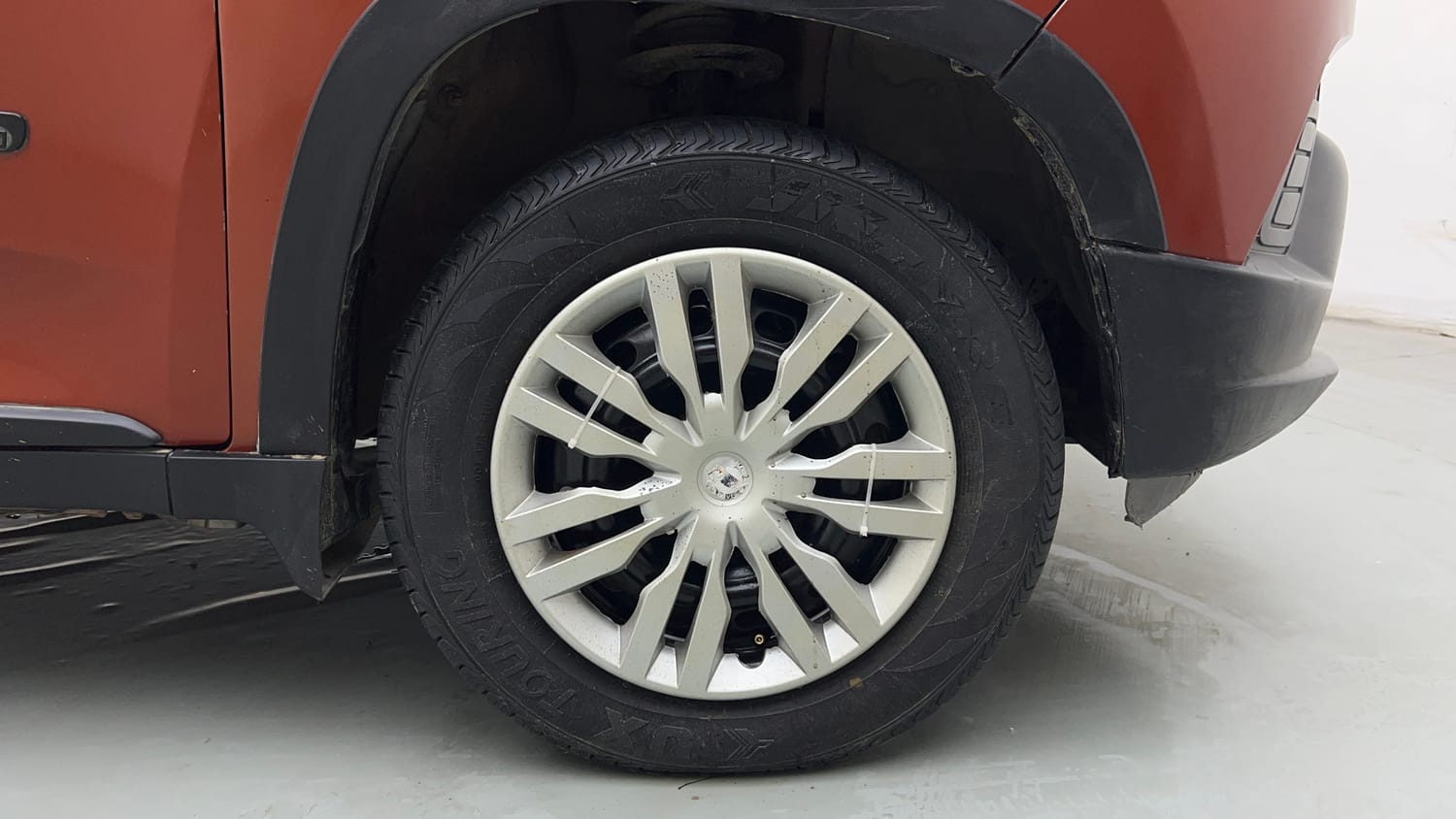 Used 2016 Mahindra KUV100 K6+ 6 STR Petrol Manual tyres RIGHT FRONT TYRE RIM VIEW