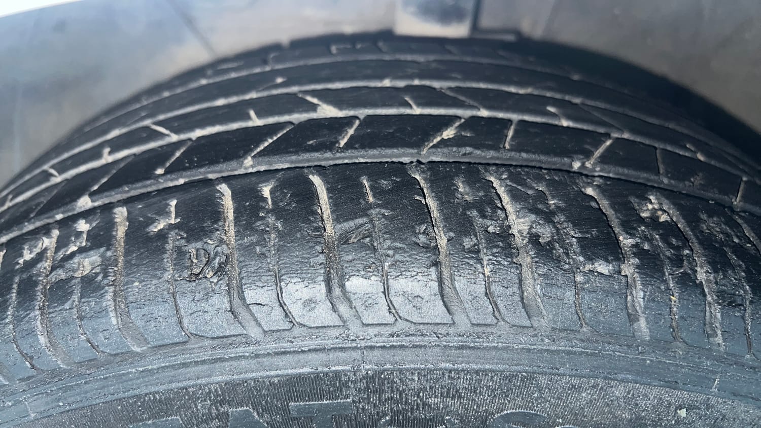 Used 2020 Hyundai New i20 Asta (O) 1.0 Turbo DCT Petrol Automatic tyres LEFT FRONT TYRE TREAD VIEW