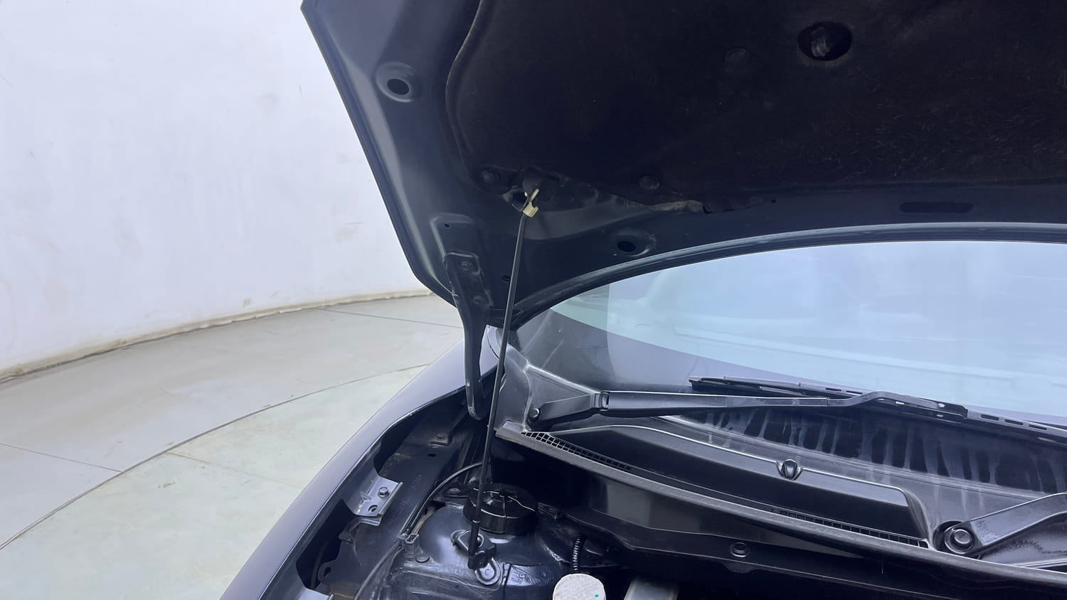 Used 2018 Maruti Suzuki Swift VXi AMT Petrol Automatic engine ENGINE RIGHT SIDE HINGE & APRON VIEW