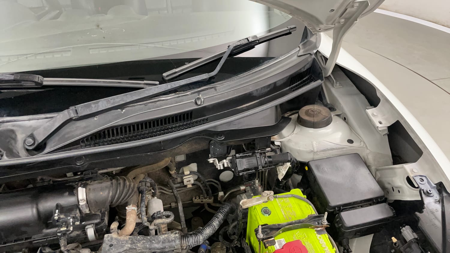 Used 2023 Maruti Suzuki Swift VXi Petrol Manual engine ENGINE LEFT SIDE HINGE & APRON VIEW
