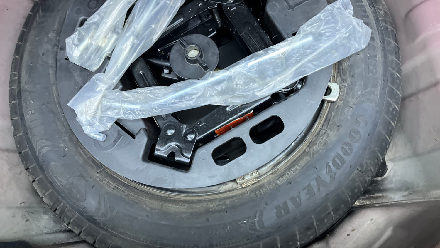 Used 2018 Mahindra KUV100 NXT K2 6 STR Petrol Manual tyres SPARE TYRE VIEW