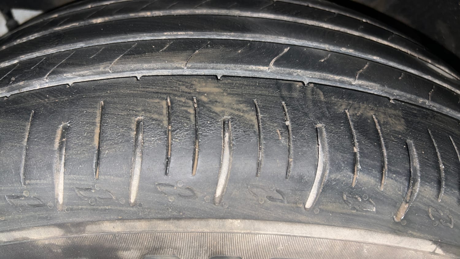 Used 2023 Mahindra XUV700 AX 5 Diesel AT 7 STR Diesel Automatic tyres LEFT REAR TYRE TREAD VIEW