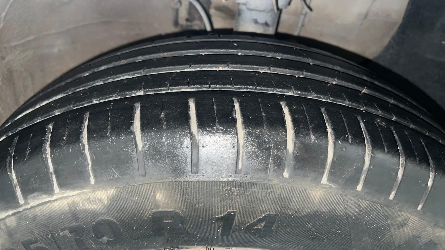 Used 2015 Hyundai Elite i20 Sportz 1.2 Petrol Manual tyres RIGHT FRONT TYRE TREAD VIEW