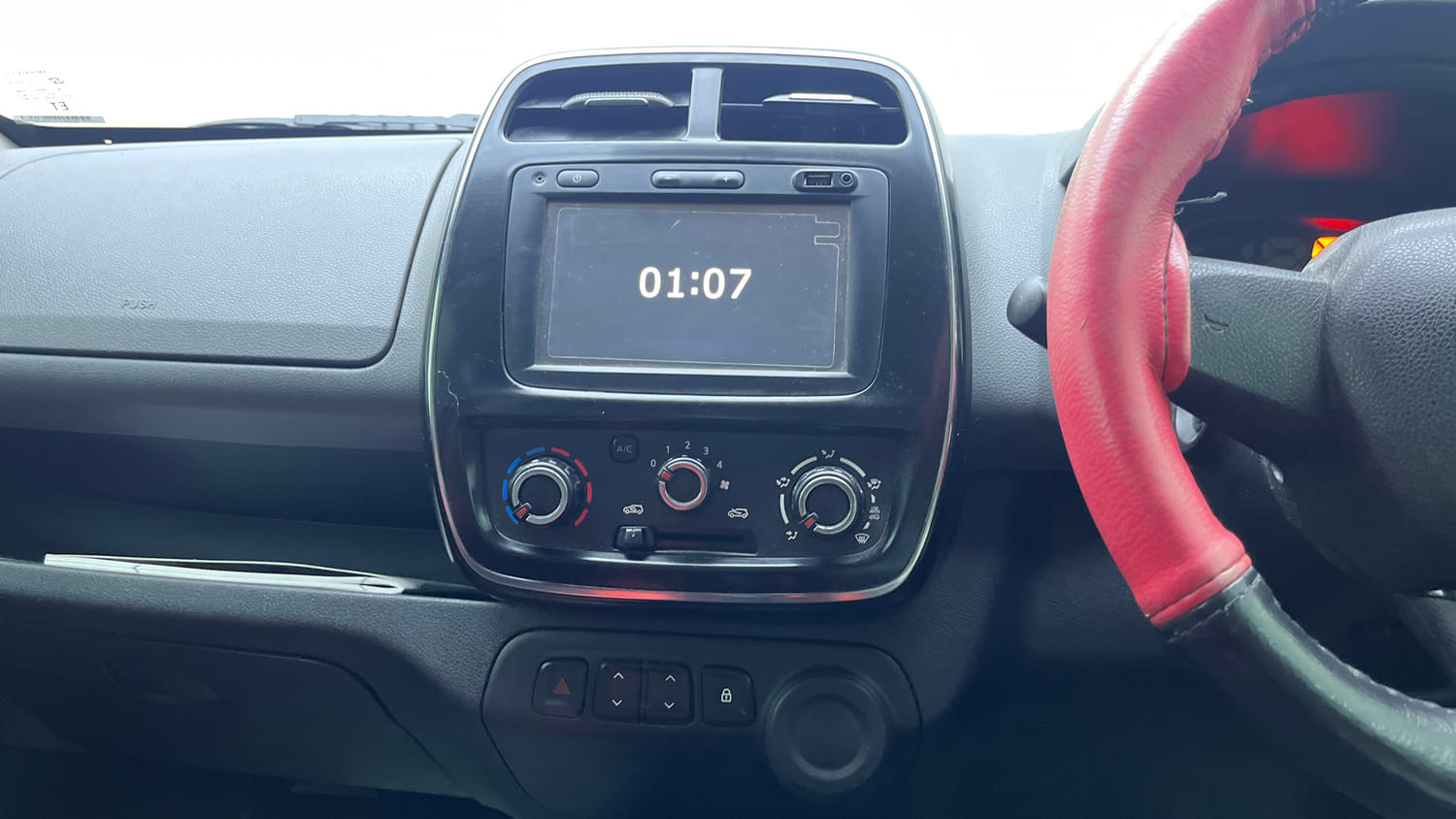Used 2018 Renault Kwid RXT Opt Petrol Manual interior MUSIC SYSTEM & AC CONTROL VIEW