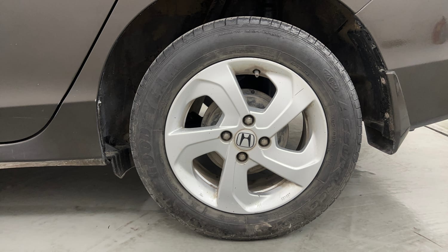Used 2016 Honda City VX CVT Petrol Automatic tyres LEFT REAR TYRE RIM VIEW