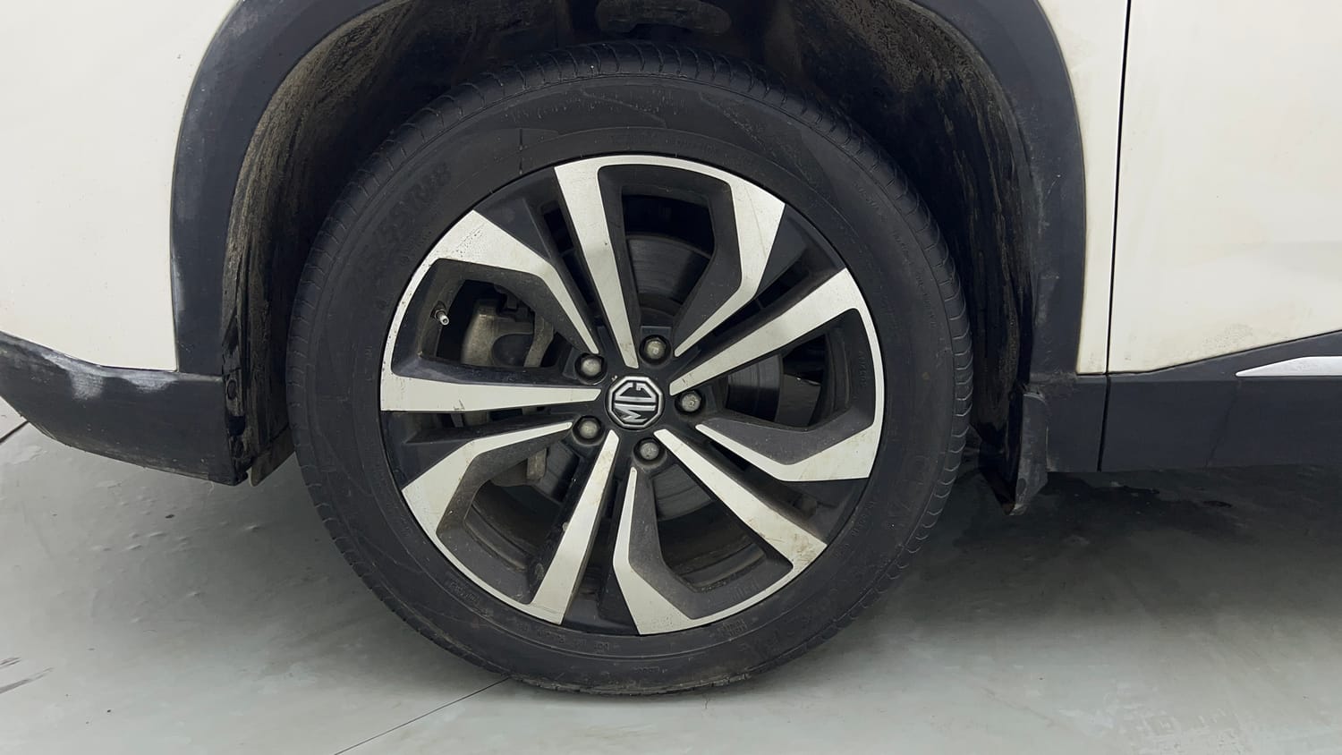 Used 2023 MG Motors Hector Plus Sharp Pro 2.0 Turbo Diesel 7 STR Diesel Manual tyres LEFT FRONT TYRE RIM VIEW