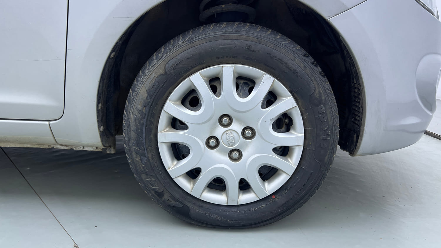Used 2012 Hyundai i20 Magna 1.2 Petrol Manual tyres RIGHT FRONT TYRE RIM VIEW