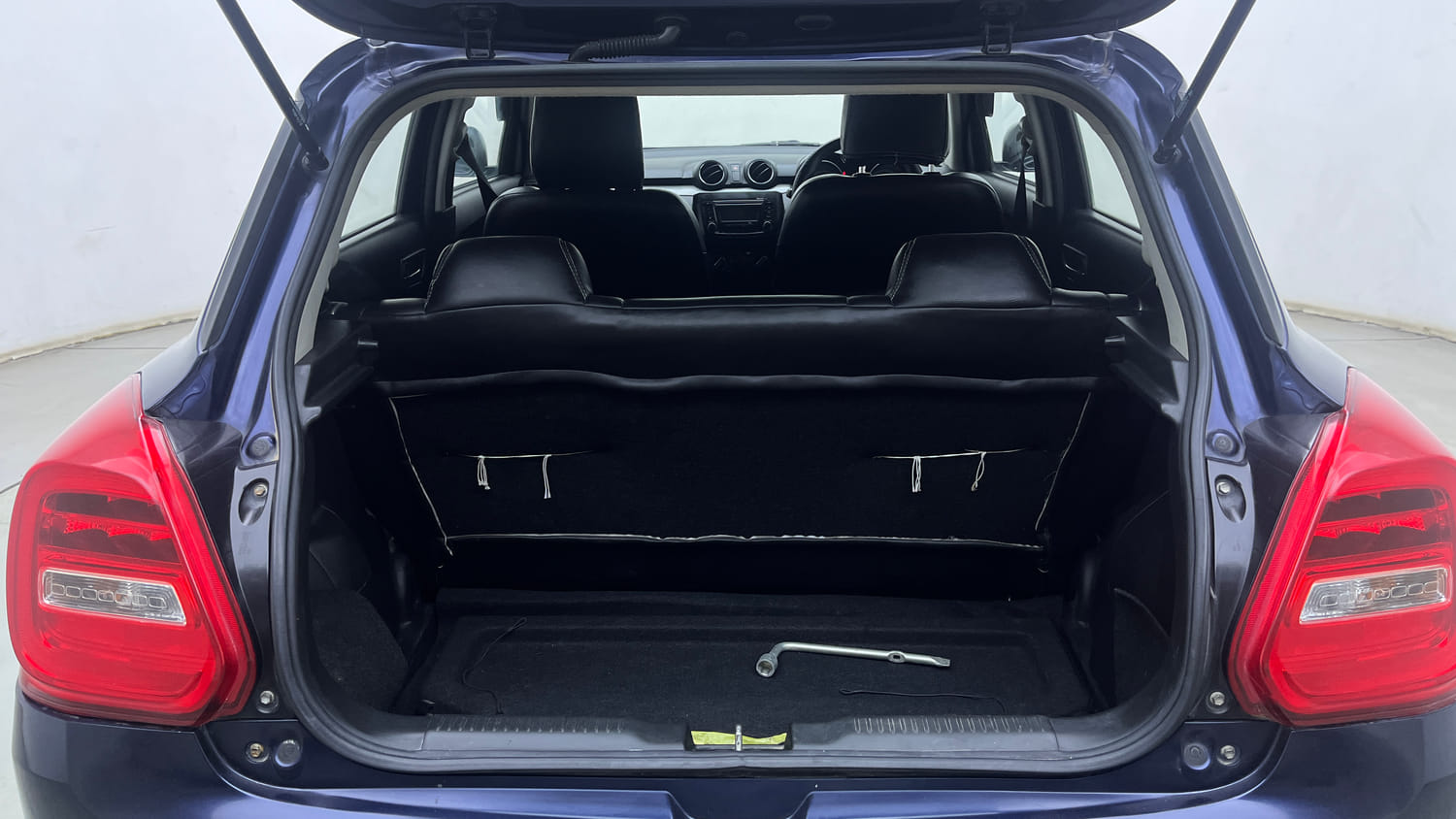 Used 2018 Maruti Suzuki Swift VXi AMT Petrol Automatic interior DICKY INSIDE VIEW