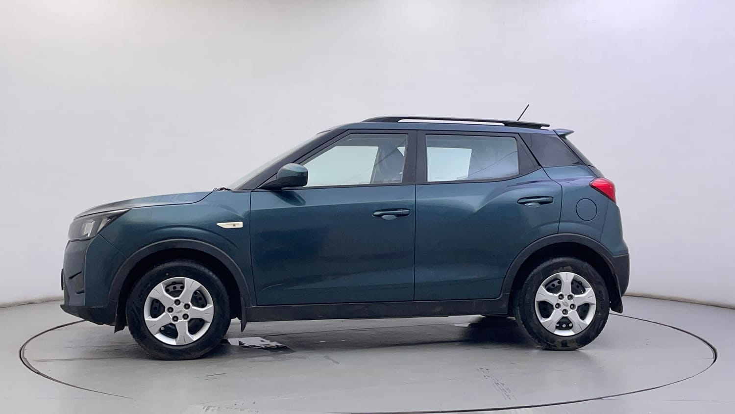 Used 2021 Mahindra XUV 300 W6 1.2 Petrol Petrol Manual exterior LEFT SIDE VIEW