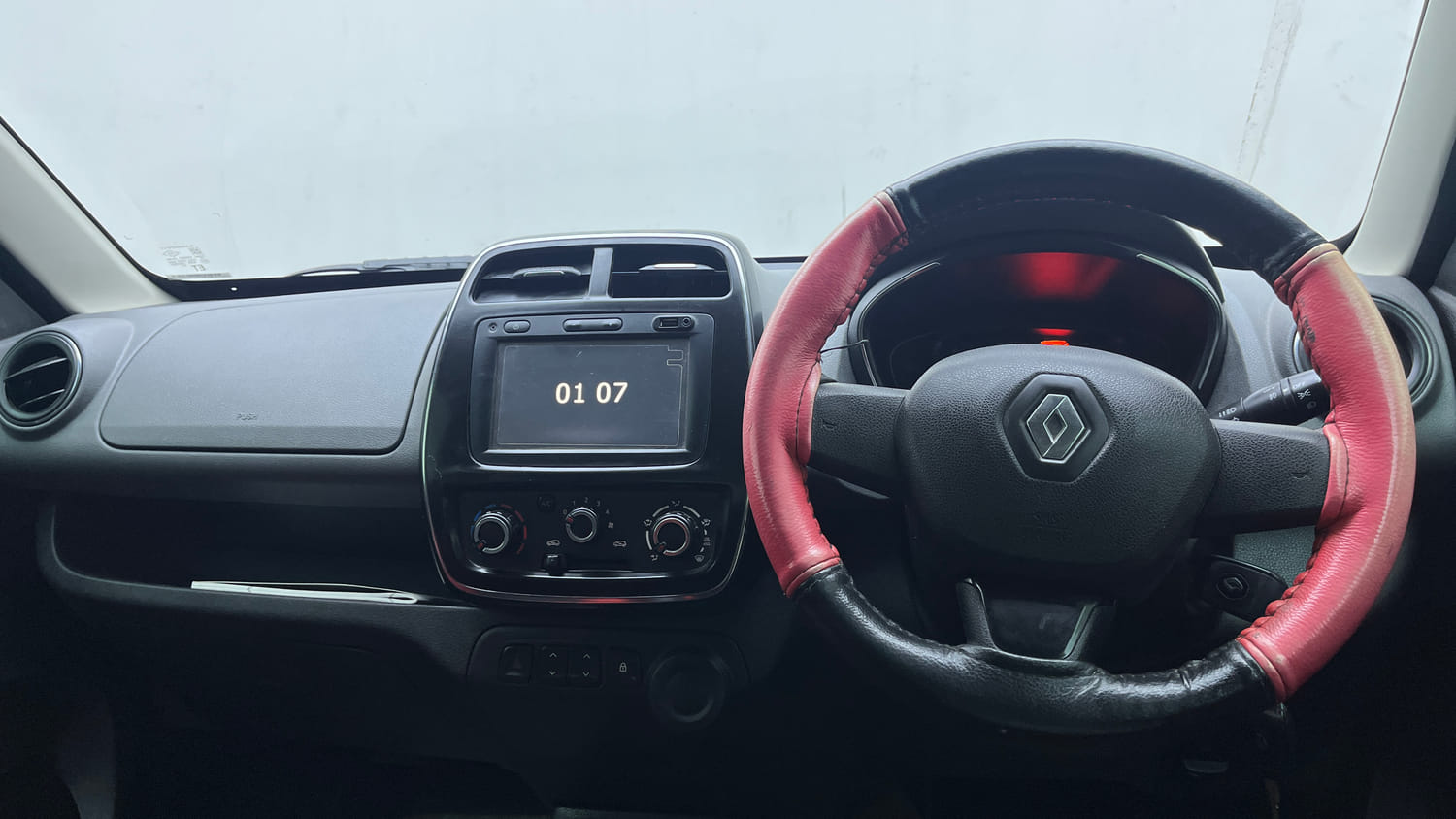 Used 2018 Renault Kwid RXT Opt Petrol Manual interior DASHBOARD VIEW