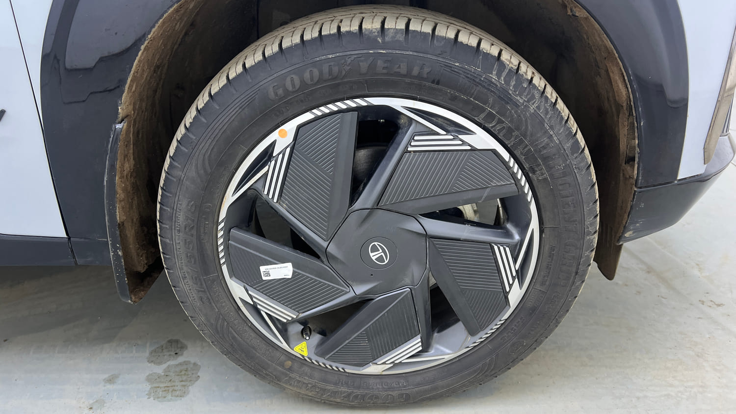 Used 2026 Tata Curvv EV Empowered X 55 Electric Automatic tyres RIGHT FRONT TYRE RIM VIEW