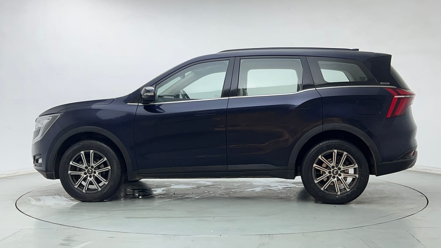 Used 2022 Mahindra XUV700 AX 7 Petrol MT 7 STR Petrol Manual exterior LEFT SIDE VIEW