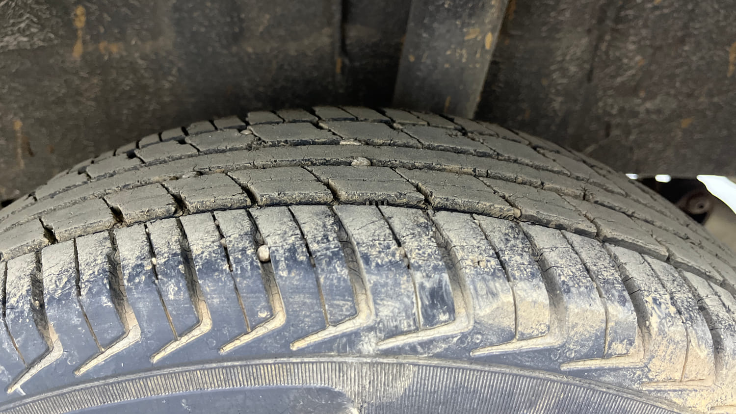 Used 2018 Renault Kwid RXT Opt Petrol Manual tyres LEFT REAR TYRE TREAD VIEW