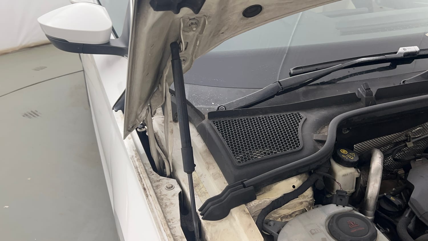 Used 2022 Skoda Octavia L&K 2.0 Petrol Automatic engine ENGINE RIGHT SIDE HINGE & APRON VIEW