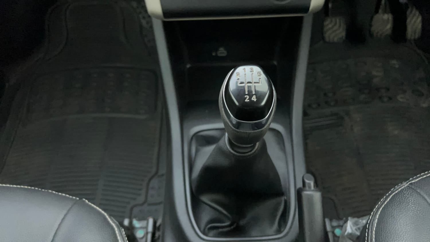 Used 2022 Renault Triber Limited Edition Petrol Manual interior GEAR  KNOB VIEW