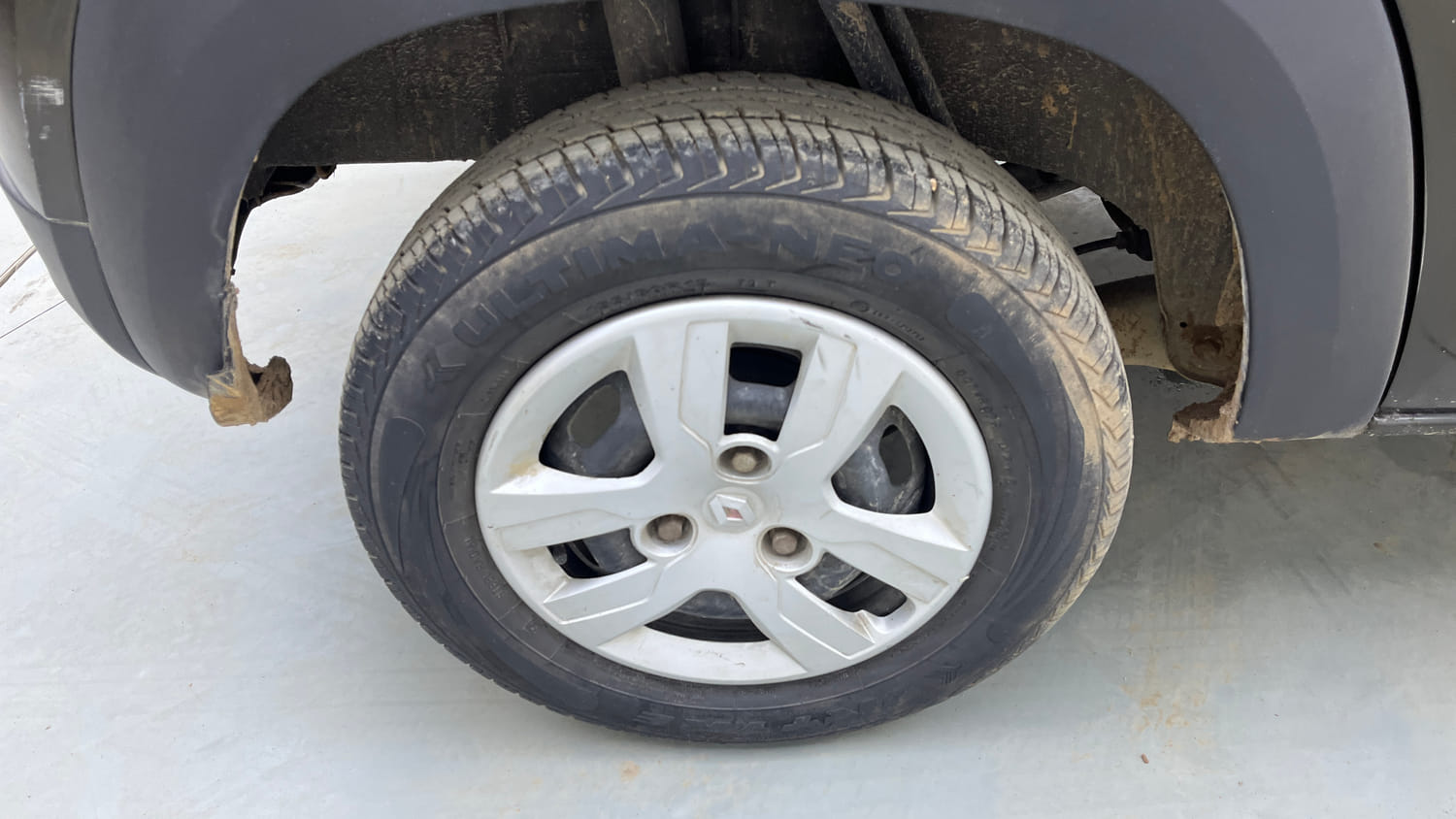 Used 2018 Renault Kwid RXT Opt Petrol Manual tyres RIGHT REAR TYRE RIM VIEW
