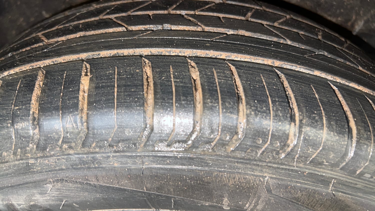 Used 2024 Hyundai New i20 Asta (O) 1.2 IVT Petrol Automatic tyres RIGHT REAR TYRE TREAD VIEW