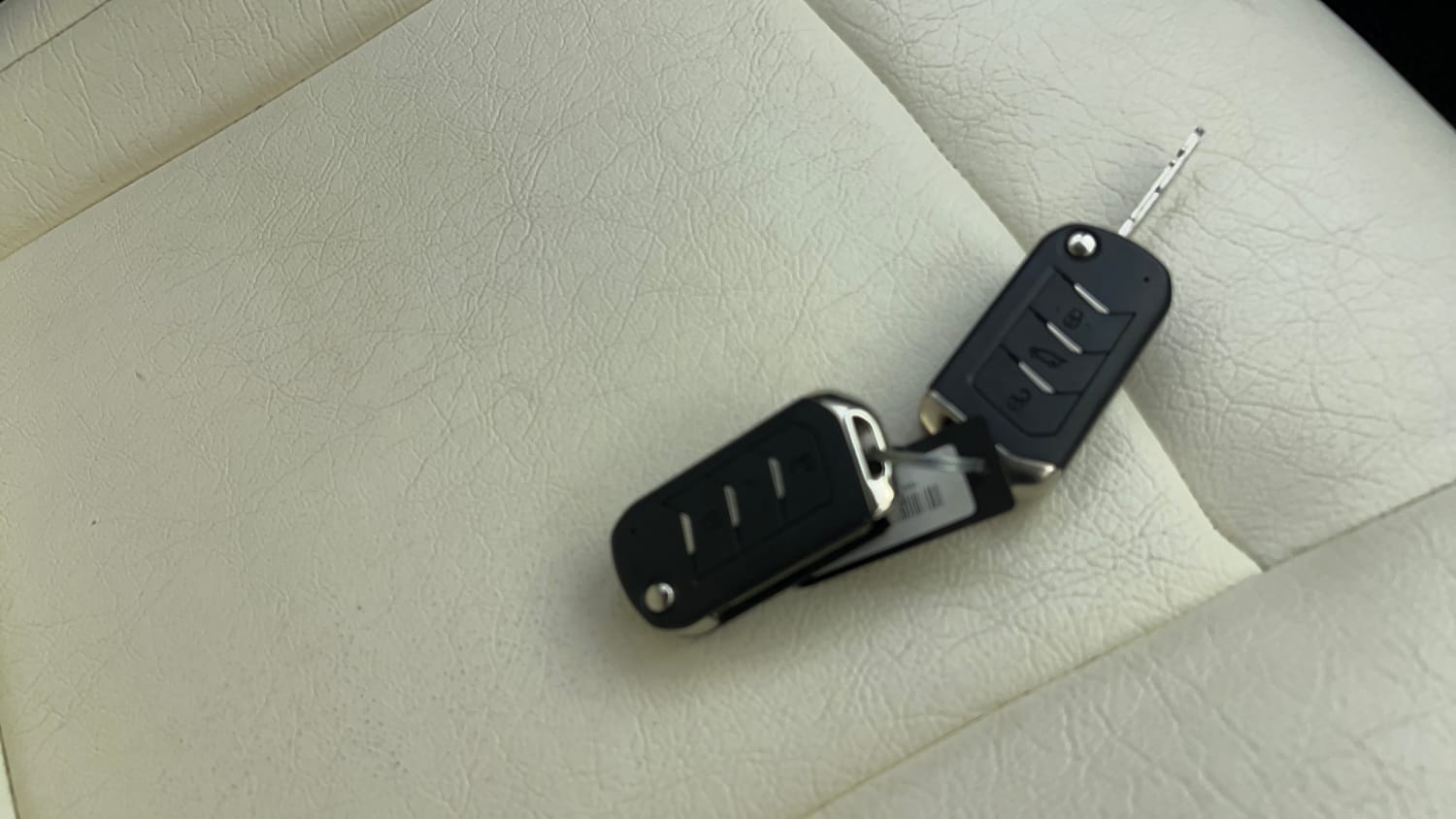 Used 2023 Mahindra XUV700 AX 5 Diesel AT 7 STR Diesel Automatic extra CAR KEY VIEW