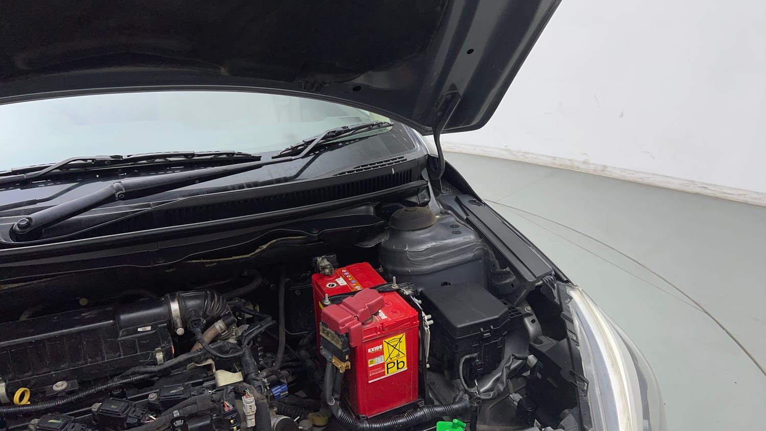 Used 2020 Maruti Suzuki Ciaz Alpha Hybrid 1.5 Petrol Manual engine ENGINE LEFT SIDE HINGE & APRON VIEW