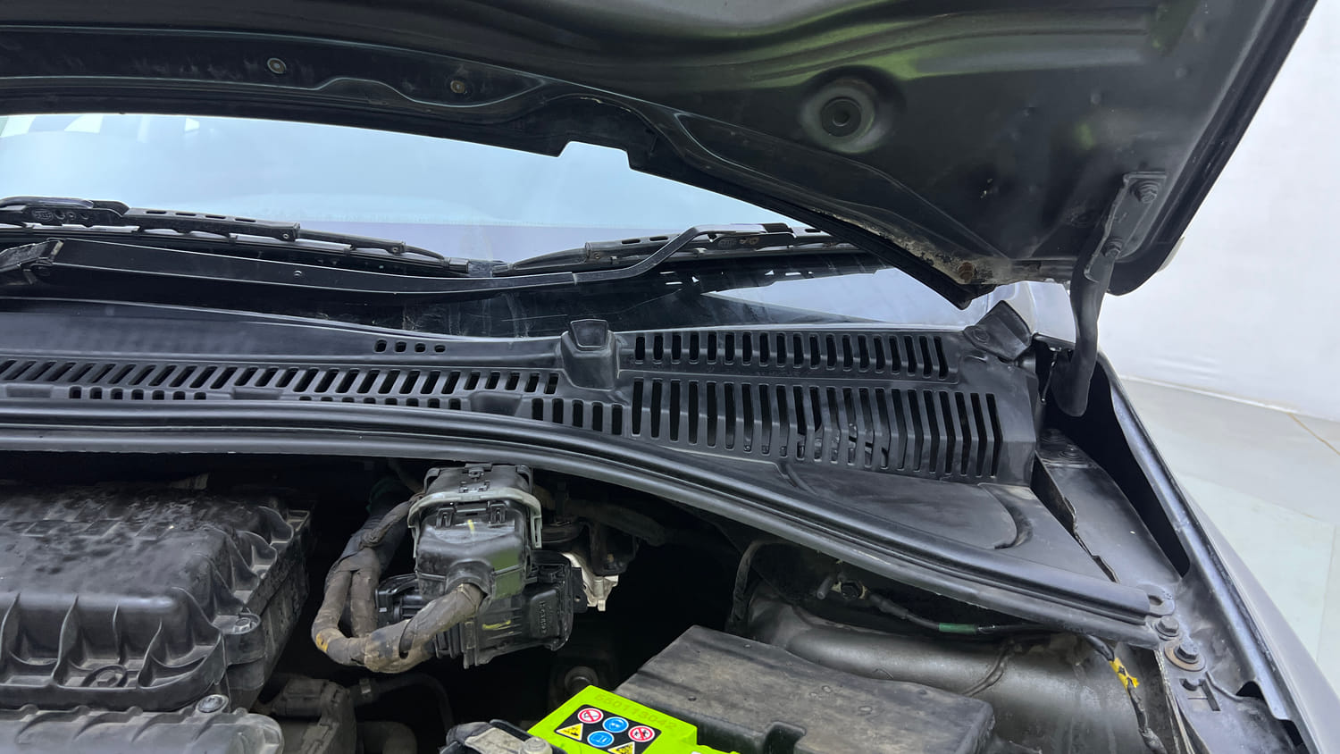 Used 2021 Tata Tiago XZ Plus Petrol Manual engine ENGINE LEFT SIDE HINGE & APRON VIEW