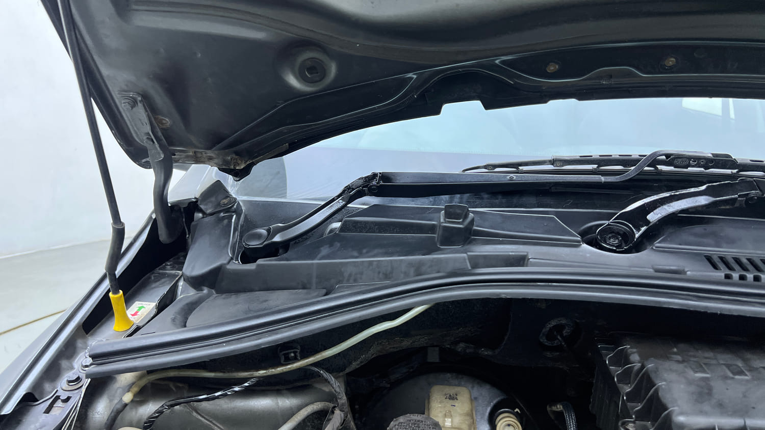 Used 2021 Tata Tiago XZ Plus Petrol Manual engine ENGINE RIGHT SIDE HINGE & APRON VIEW
