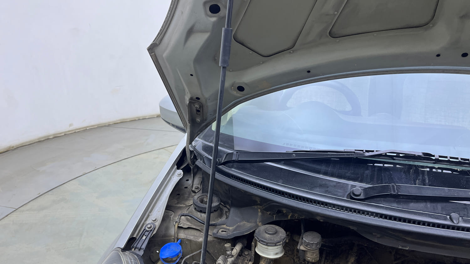 Used 2014 Honda Brio S MT Petrol Manual engine ENGINE RIGHT SIDE HINGE & APRON VIEW