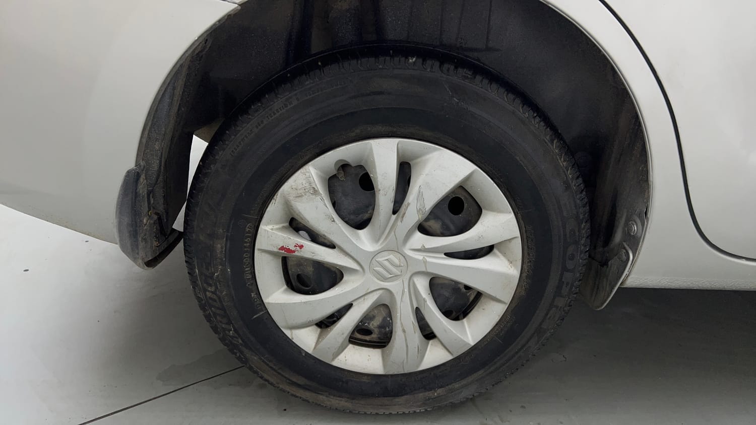 Used 2017 Maruti Suzuki Dzire VXi AMT Petrol Automatic tyres RIGHT REAR TYRE RIM VIEW