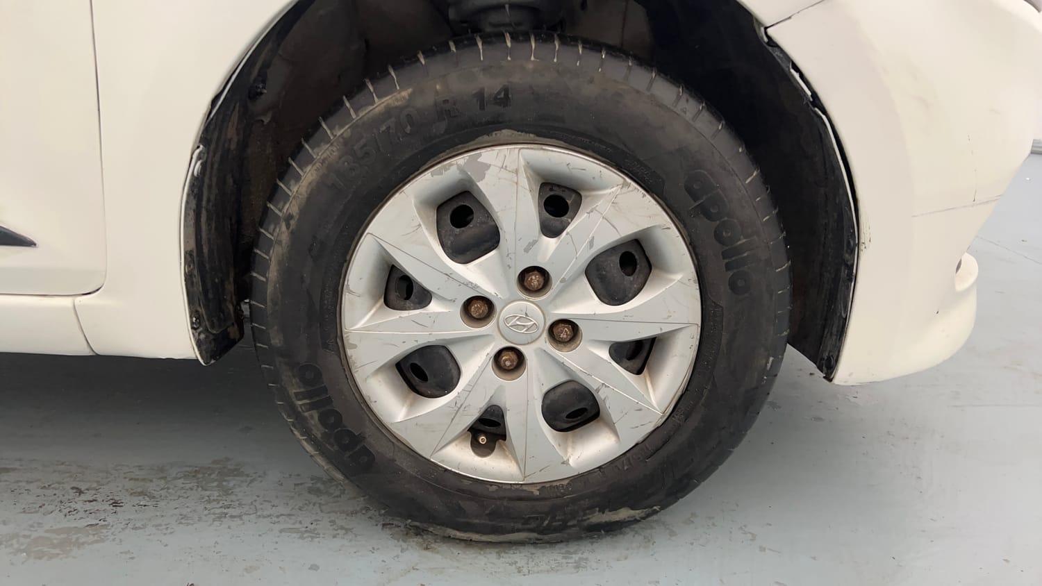 Used 2015 Hyundai Elite i20 Sportz 1.2 Petrol Manual tyres RIGHT FRONT TYRE RIM VIEW