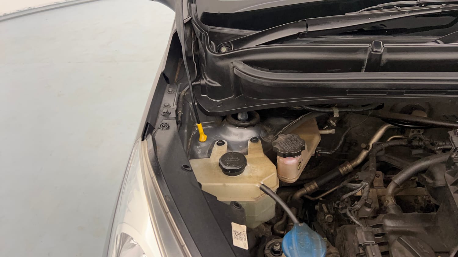 Used 2020 Hyundai Santro Sportz Petrol Manual engine ENGINE RIGHT SIDE HINGE & APRON VIEW