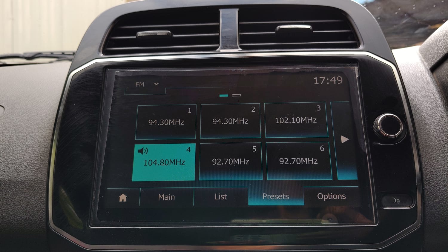 Used 2020 Renault Kwid RXT Petrol Manual top_features Touch screen infotainment system