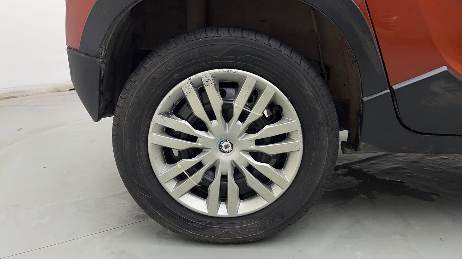 Used 2016 Mahindra KUV100 K6+ 6 STR Petrol Manual tyres RIGHT REAR TYRE RIM VIEW