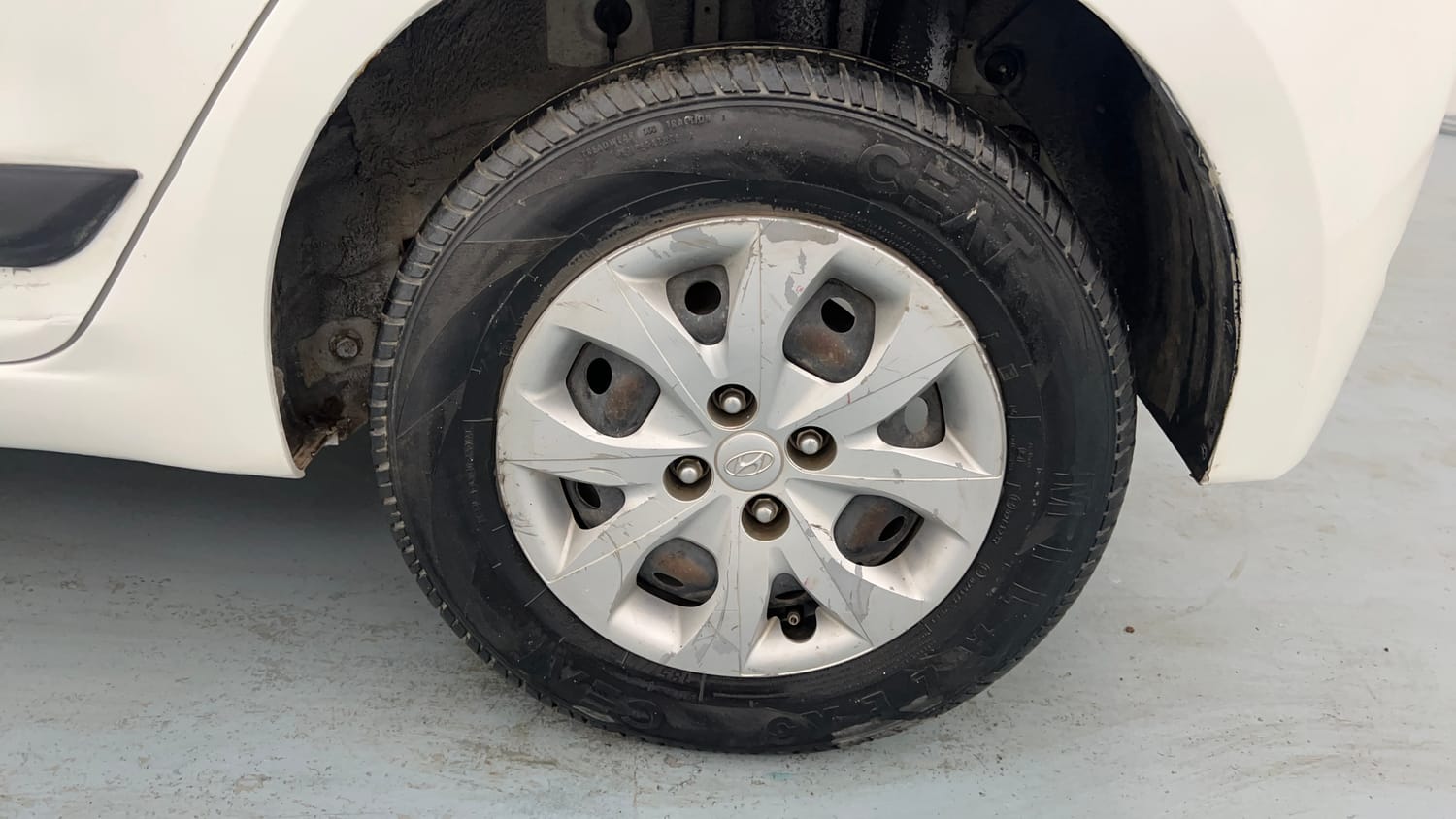 Used 2015 Hyundai Elite i20 Sportz 1.2 Petrol Manual tyres LEFT REAR TYRE RIM VIEW