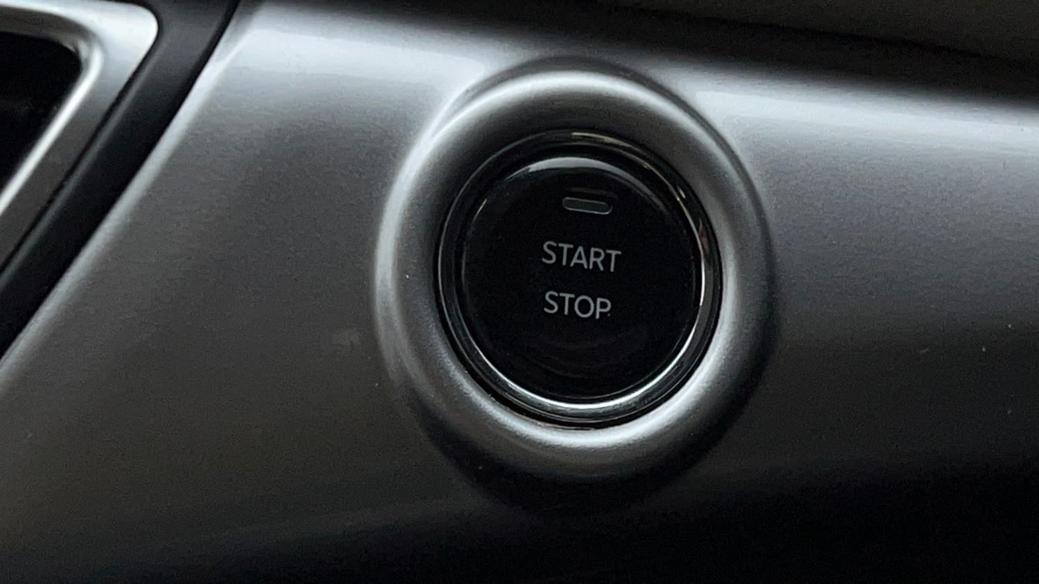 Used 2022 Mahindra XUV700 AX 7 Petrol MT 7 STR Petrol Manual top_features Keyless start