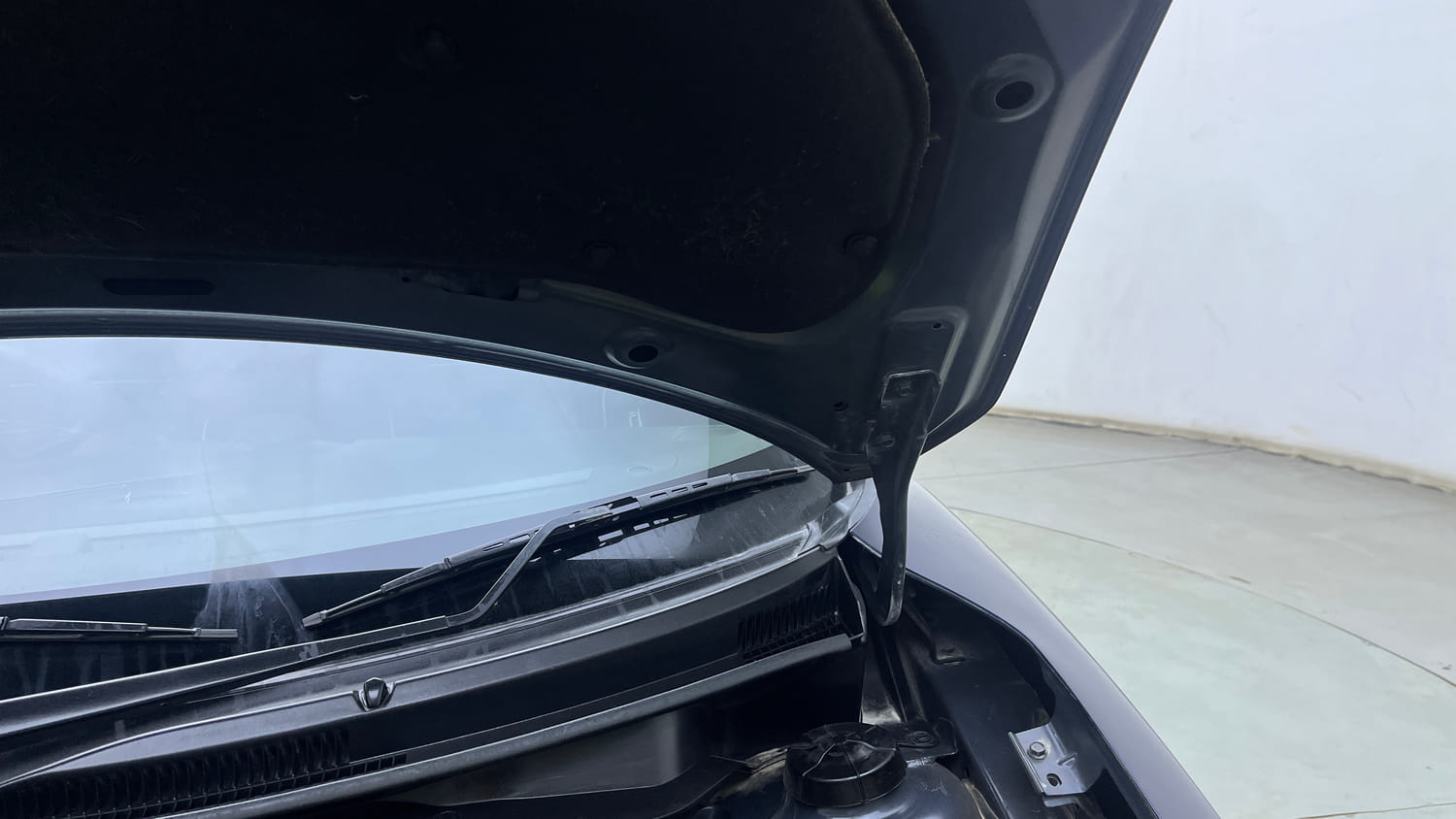 Used 2018 Maruti Suzuki Swift VXi AMT Petrol Automatic engine ENGINE LEFT SIDE HINGE & APRON VIEW