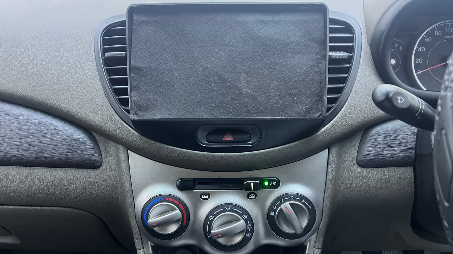 Used 2012 Hyundai i10 Era 1.1 iRDE2 Petrol Manual interior MUSIC SYSTEM & AC CONTROL VIEW