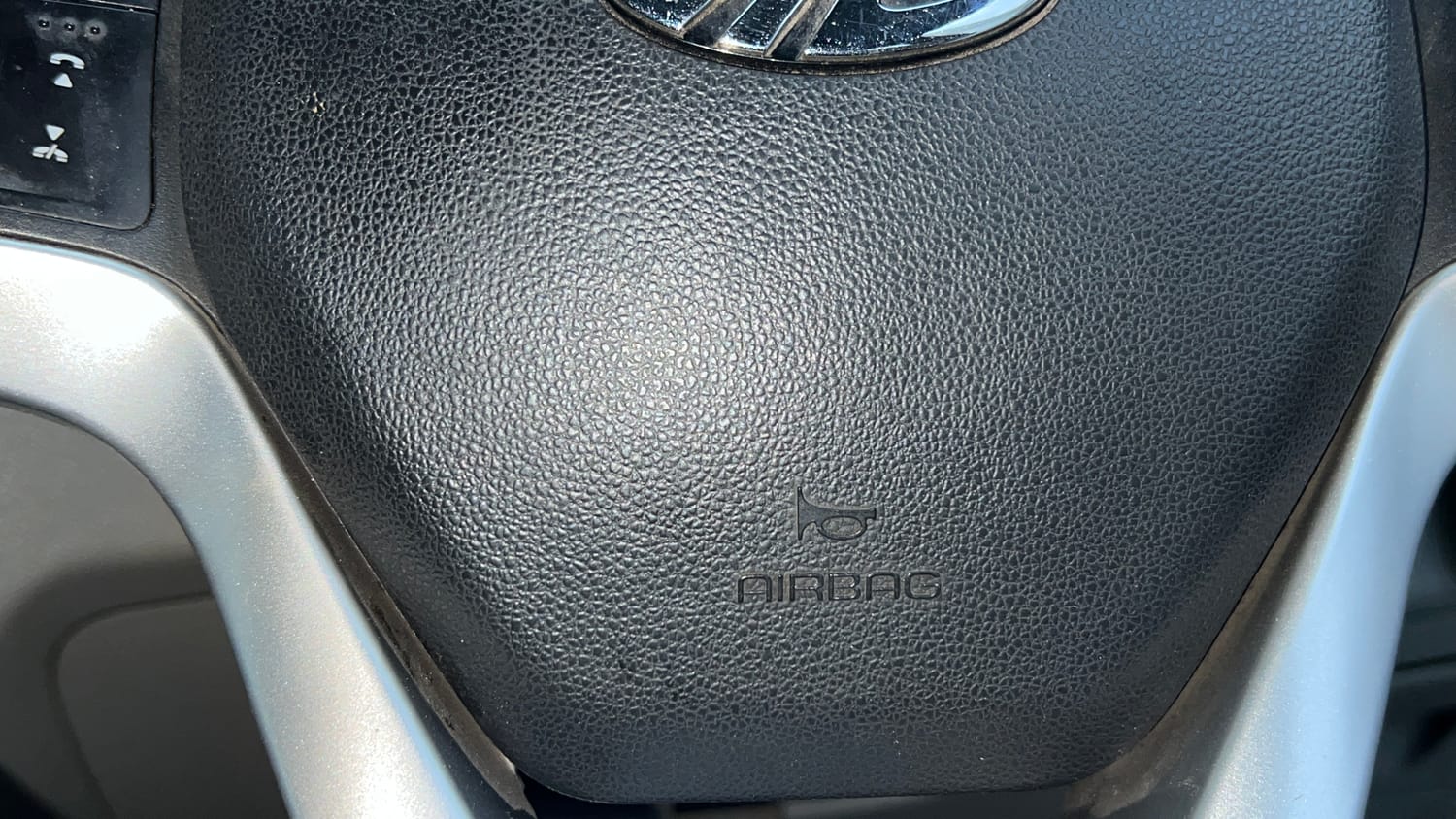 Used 2016 Mahindra KUV100 K6+ 6 STR Petrol Manual top_features Airbags