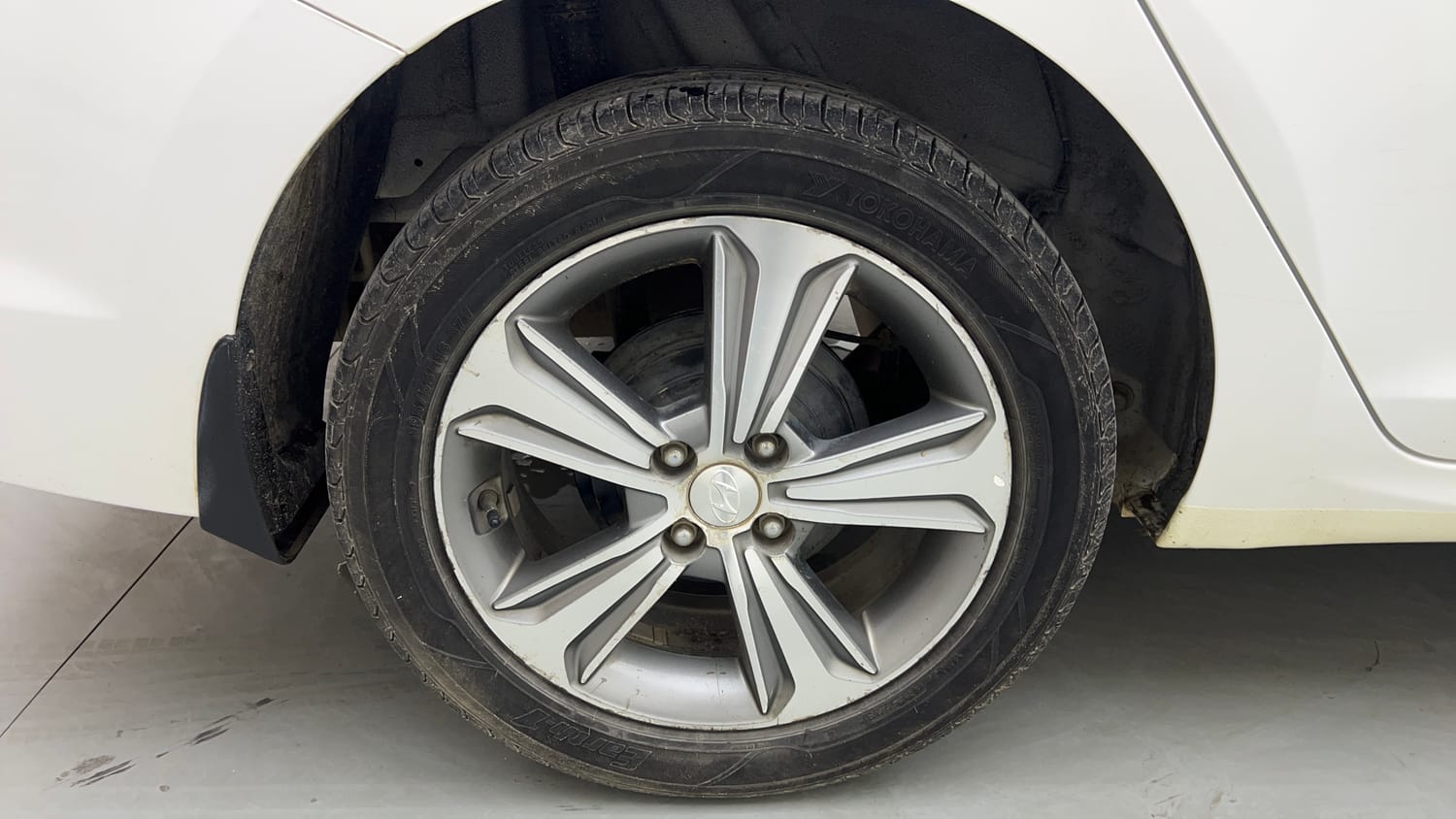 Used 2019 Hyundai Verna SX 1.6 VTVT Petrol Manual tyres RIGHT REAR TYRE RIM VIEW