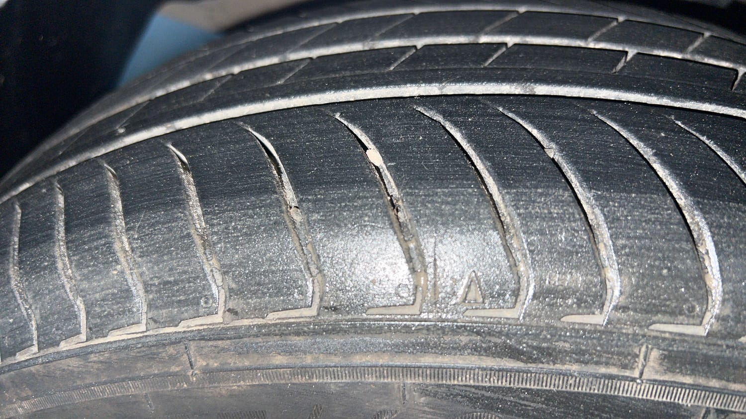 Used 2023 Hyundai Aura SX 1.2 CNG Cng Manual tyres LEFT FRONT TYRE TREAD VIEW
