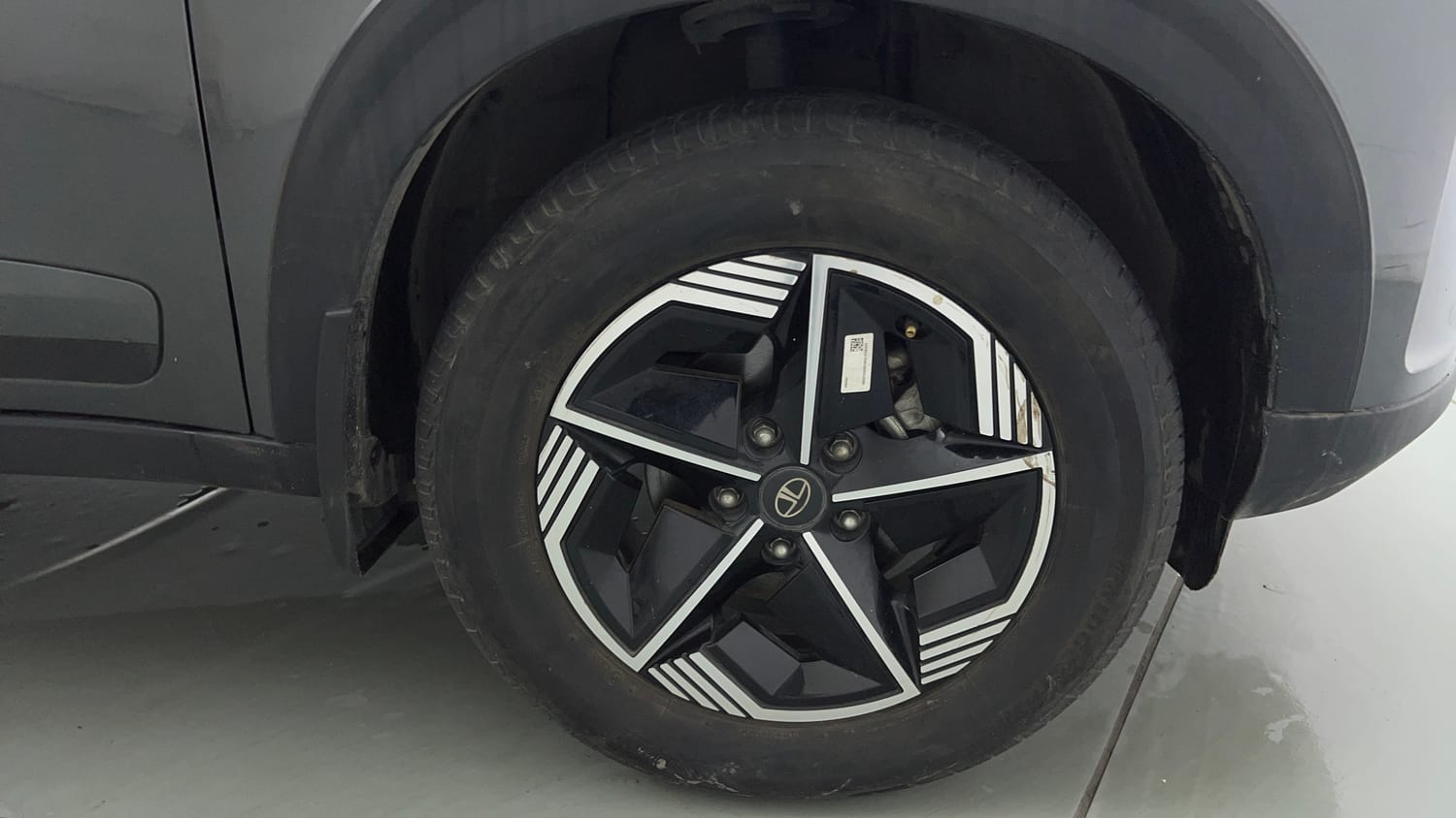 Used 2024 tata Nexon Fearless S 1.2 Revotron Petrol 7DCA Dual Tone Petrol Automatic tyres RIGHT FRONT TYRE RIM VIEW