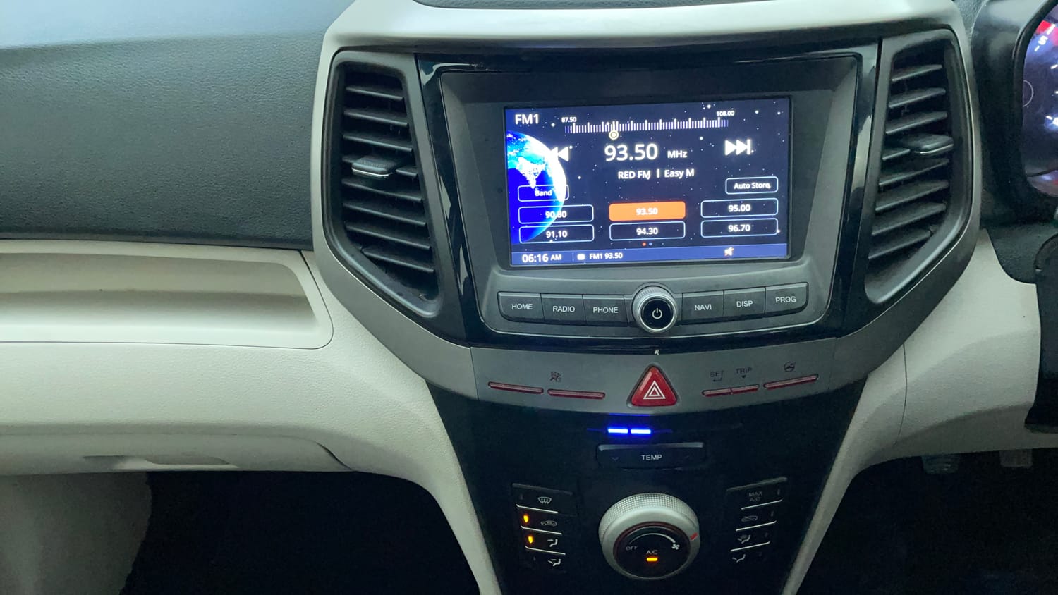 Used 2021 Mahindra XUV 300 W6 1.2 Petrol Petrol Manual interior MUSIC SYSTEM & AC CONTROL VIEW